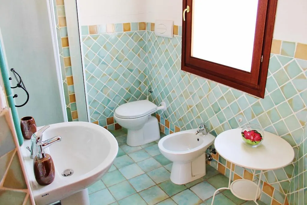 Gli Oleandri Rossi Hostel Budoni Vakantiehuis