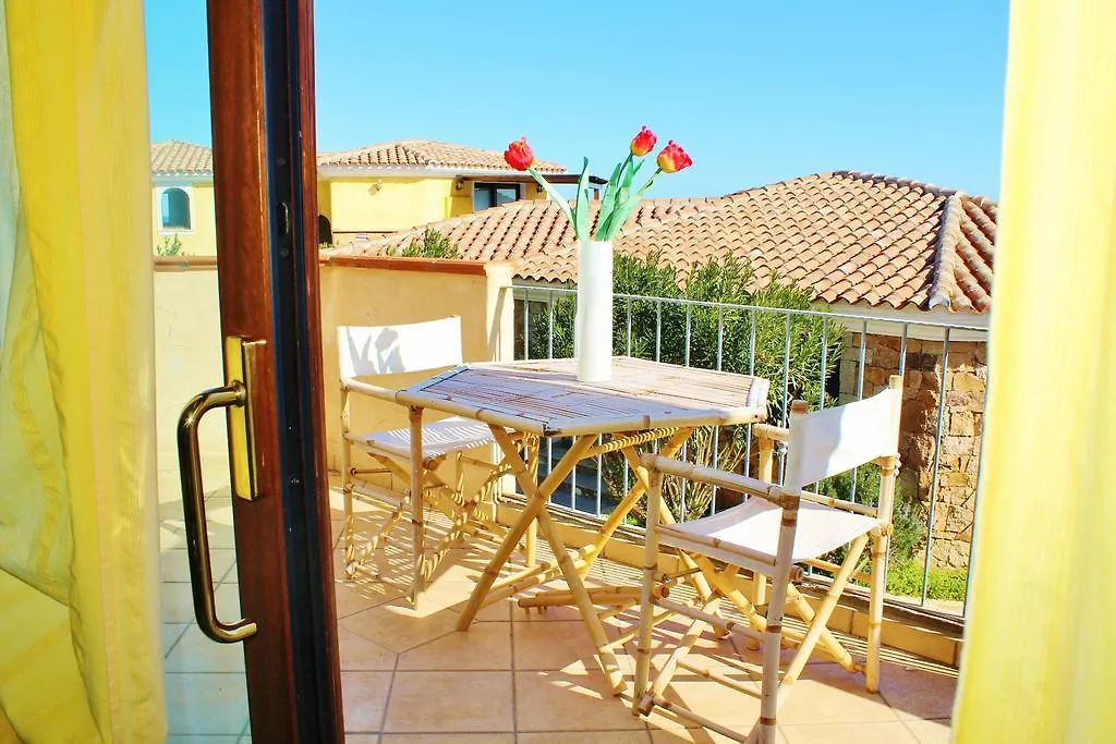 Gli Oleandri Rossi Hostel Budoni Vakantiehuis